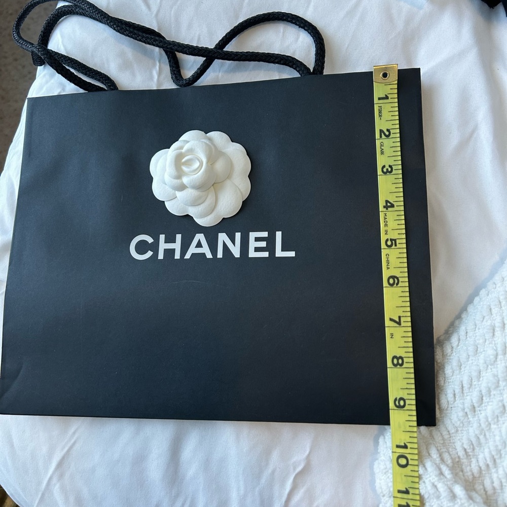 AUTHENTIC Chanel bag with flower